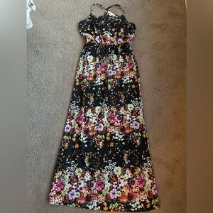 Olive and Oak - Medium - Maxi dress. Hangs just above ground on someone 5 foot.